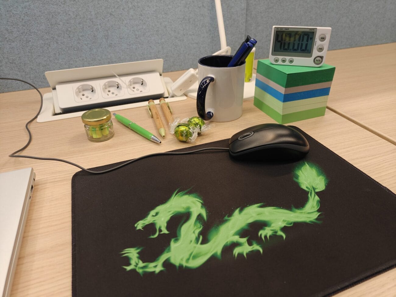 Un anno di pistakkio al the social hub florence belfiore 8 Postazione coworking di fabrizio gabrielli al the social hub florence belfiore con mousepad del drago verde. Immagine reale, rielaborata a cura di fabrizio gabrielli, seo expert, ceo & founder di agenzia seo pistakkio.