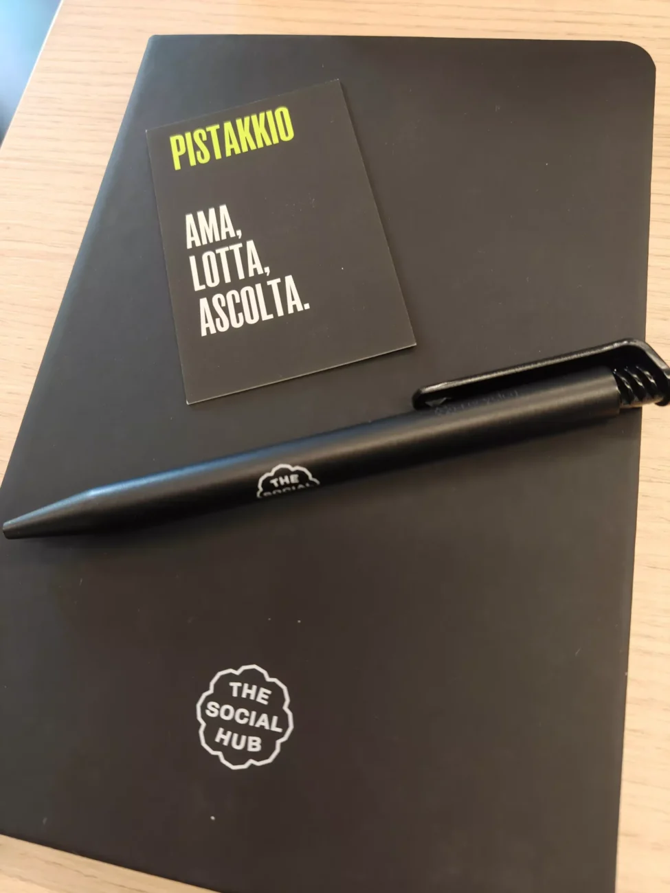 Un anno di pistakkio al the social hub florence belfiore 3 Agenda e penna del welcome kit area membership del the social hub florence belfiore welcome kit coworking firenze.