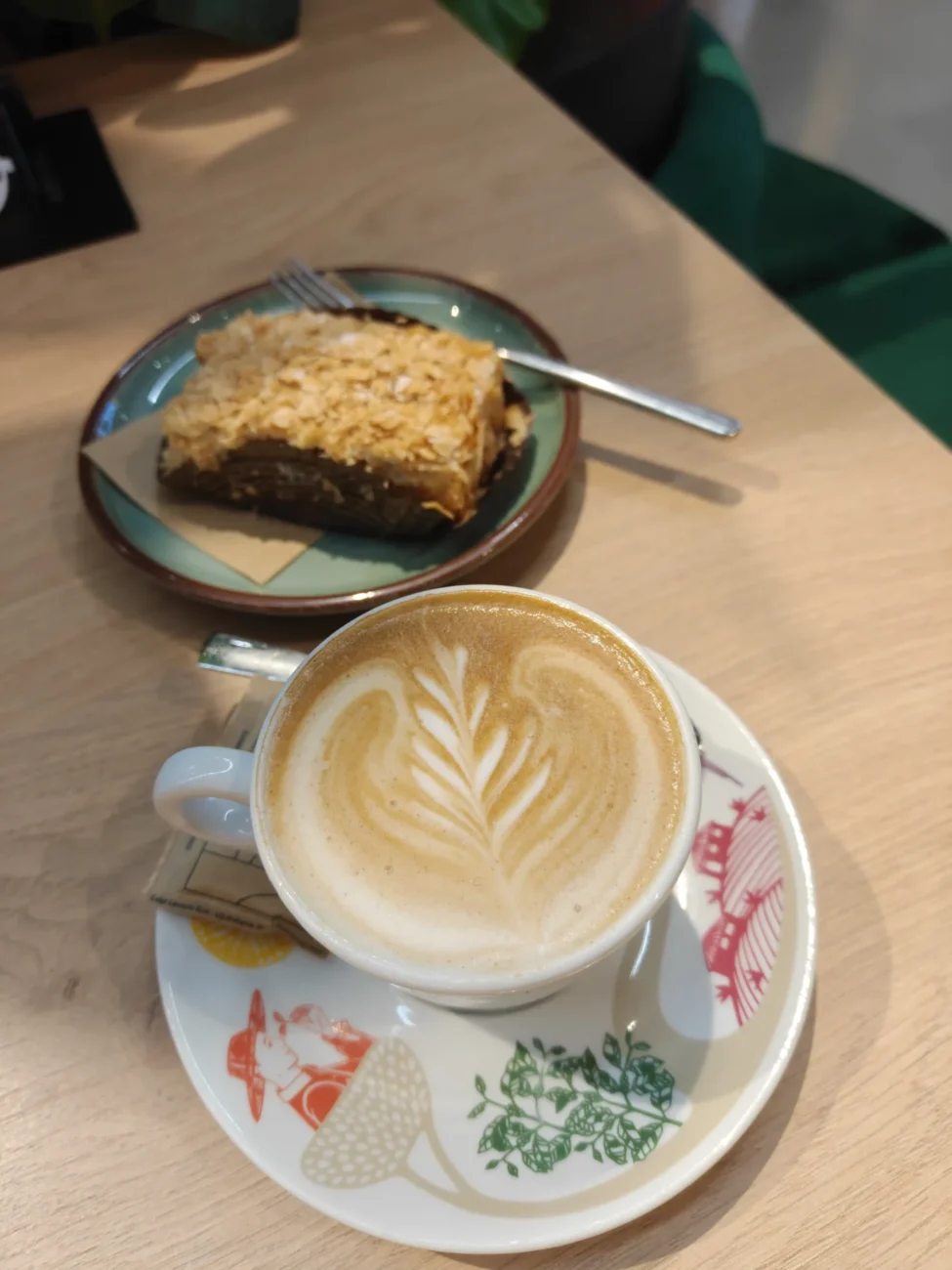 Un anno di pistakkio al the social hub florence belfiore 6 Cappuccino con latte art e dolce da colazione al the social hub florence belfiore firenze. Foto originale di fabrizio gabrielli, seo expert, fondatore di agenzia seo pistakkio, firenze.