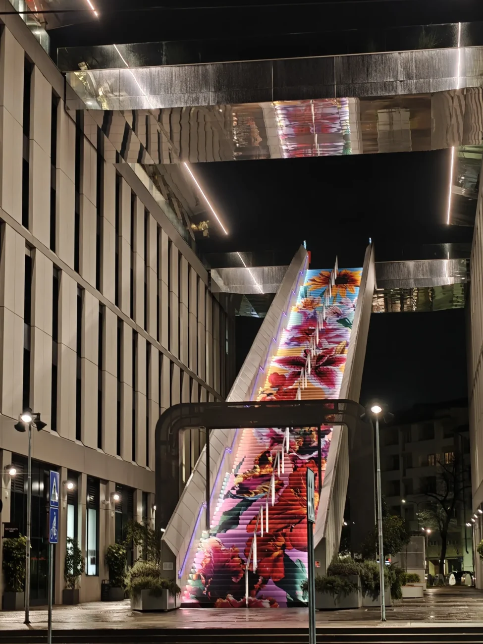Un anno di pistakkio al the social hub florence belfiore 9 Scalinata artistica illuminata di accesso all’ormai celeberrimo rooftop del the social hub florence. Belfiore con installazione colorata notturna. Foto originale di fabrizio gabrielli, seo expert, fondatore di agenzia seo pistakkio, firenze.
